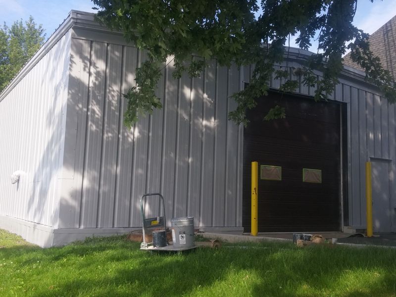 Peinture commerciale — Batiment metal gris avant à Sorel‑Tracy