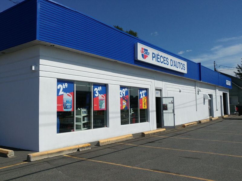 Peinture commerciale — Exterieur magasin pieces auto à Sorel‑Tracy