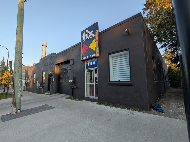 Peinture commerciale — Exterieure garage noir 01 à Sorel‑Tracy