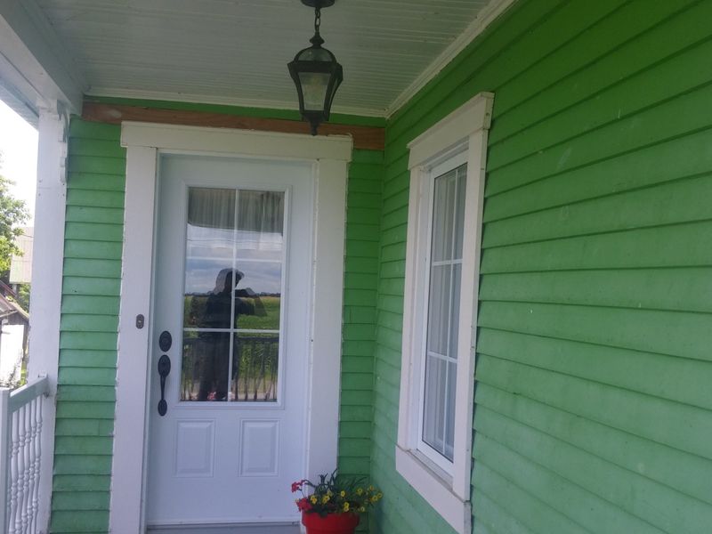 Peinture extérieure — Maison revetement bois vert porche à Sorel‑Tracy