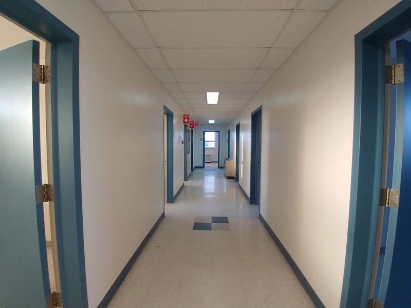 Projet peinture — Peinture institutionnelle couloir portes bleues à Sorel‑Tracy