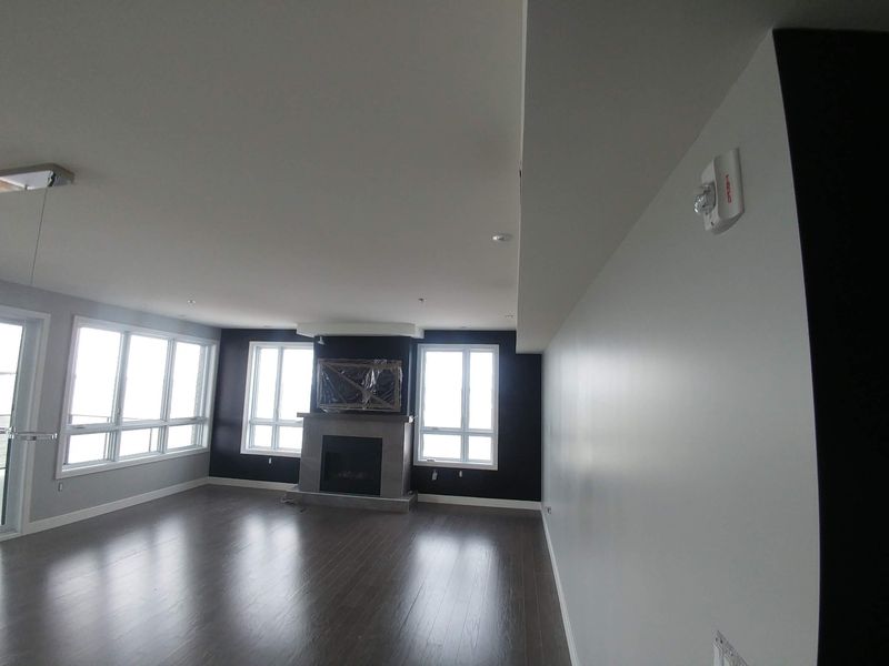 Peinture intérieure — Salon mur accent noir foyer à Sorel‑Tracy